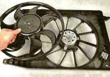 Як зняти вентилятор радіатора автомобіля Ніссан Альмера