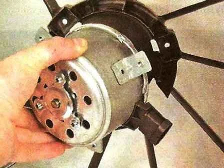 Cómo quitar el ventilador del radiador del automóvil Nissan Almera
