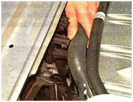 Cómo quitar el ventilador del radiador del automóvil Nissan Almera