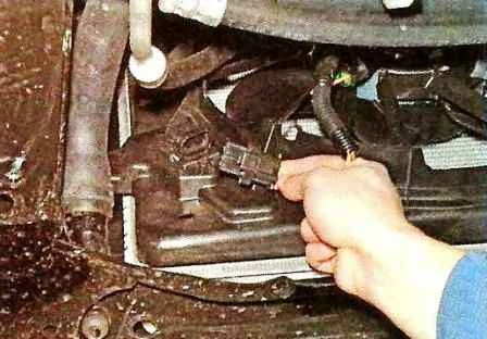 Cómo quitar el ventilador del radiador del automóvil Nissan Almera