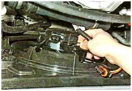 Cómo quitar el ventilador del radiador del automóvil Nissan Almera