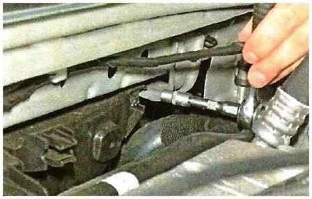 Як зняти вентилятор радіатора автомобіля Ніссан Альмера