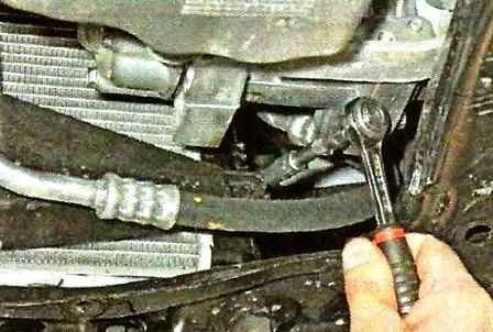 Cómo quitar el ventilador del radiador del automóvil Nissan Almera