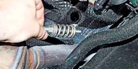 Cómo reemplazar las piezas del sistema de silenciador de Nissan Almera