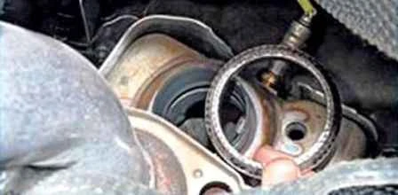 Cómo reemplazar las piezas del sistema de silenciador de Nissan Almera