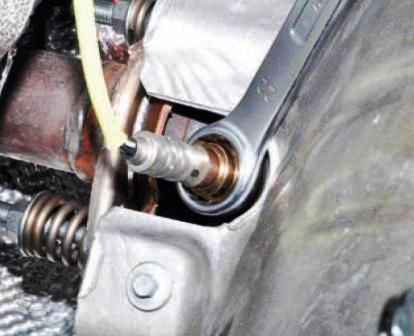 Extracción del colector de escape Nissan Almera con motor K4M