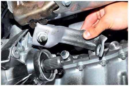 Removing the exhaust manifold Nissan Almera with K4M engine