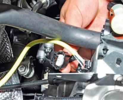 Extracción del colector de escape Nissan Almera con motor K4M