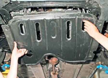 Removing the protection of the power unit Nissan Almera