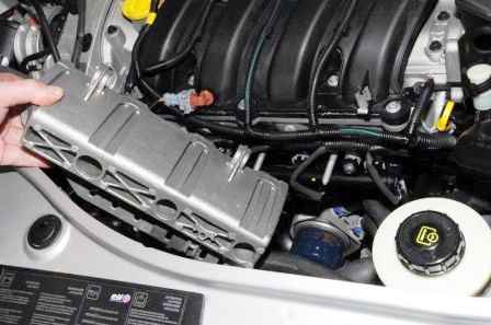 Cómo quitar e instalar un motor de automóvil Nissan Almera