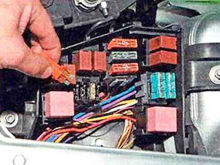 Replacing fuses and relays Nissan Almera 