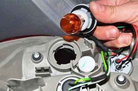 Replacing lights and lamps of a Nissan Almera car