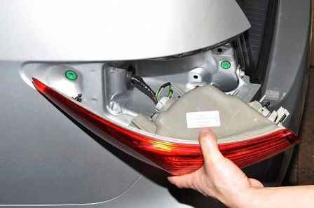 Reemplazo de luces y lámparas de un automóvil Nissan Almera