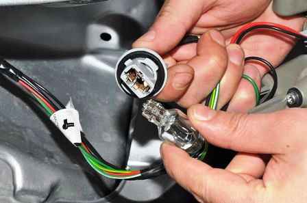 Replacing lights and lamps of a Nissan Almera car