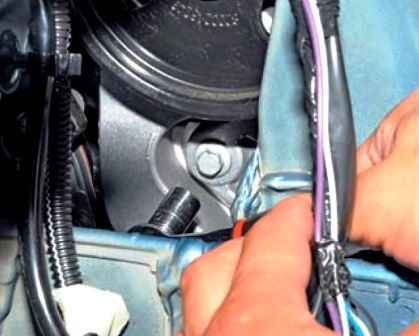 Removing the alternator of the K4M Nissan Almera engine