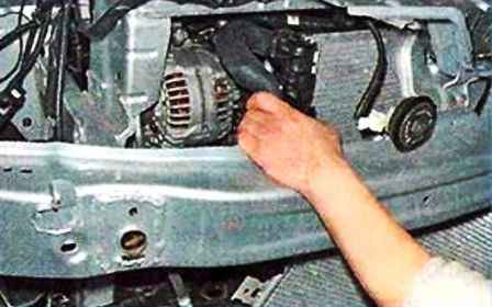 Removing the alternator of the K4M Nissan Almera engine