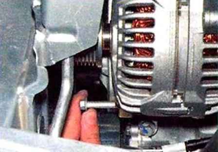 K4M Nissan Almera қозғалтқышының генераторын шығару
