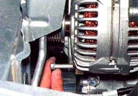 Extracción del alternador del motor K4M Nissan Almera