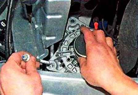 Removing the alternator of the K4M Nissan Almera engine