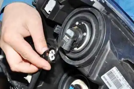 Nissan Almera exterior lighting fixture replacement