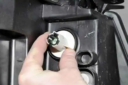 Nissan Almera exterior lighting fixture replacement
