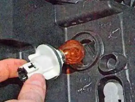 Nissan Almera exterior lighting fixture replacement