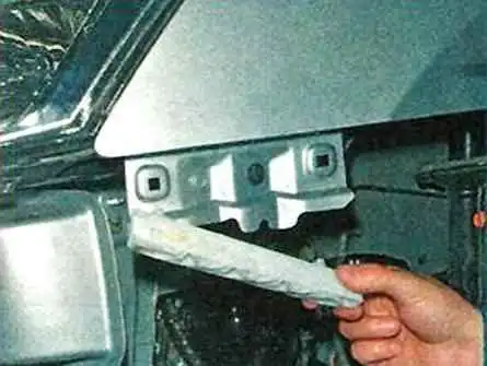 Nissan Almera exterior lighting fixture replacement
