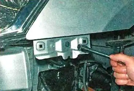 Nissan Almera exterior lighting fixture replacement