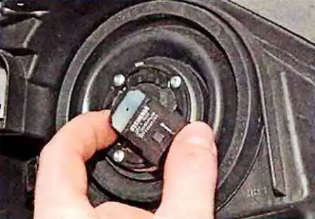 Nissan Almera exterior lighting fixture replacement