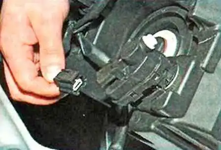 Nissan Almera exterior lighting fixture replacement