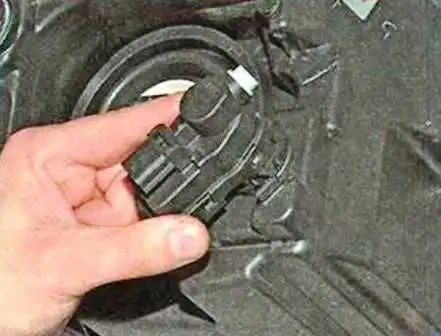 Nissan Almera exterior lighting fixture replacement