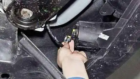 Nissan Almera exterior lighting fixture replacement