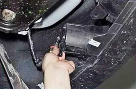 Nissan Almera exterior lighting fixture replacement