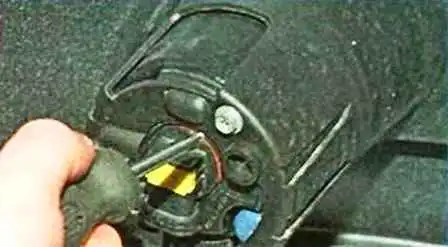 Nissan Almera exterior lighting fixture replacement