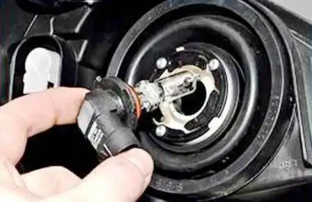 Nissan Almera exterior lighting fixture replacement