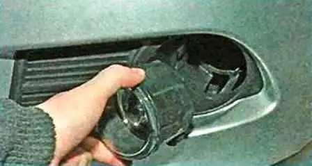 Nissan Almera exterior lighting fixture replacement