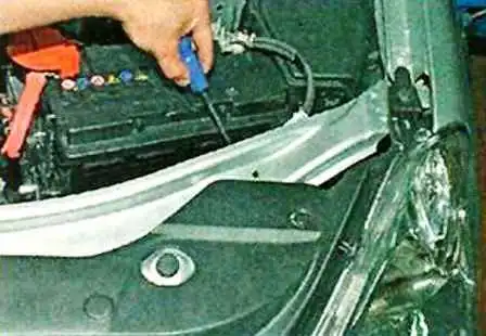 Nissan Almera exterior lighting fixture replacement