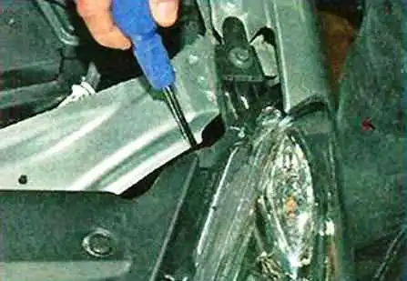 Nissan Almera exterior lighting fixture replacement