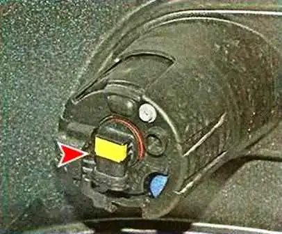 Nissan Almera exterior lighting fixture replacement