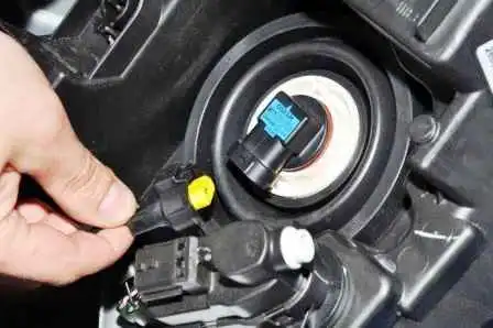 Nissan Almera exterior lighting fixture replacement