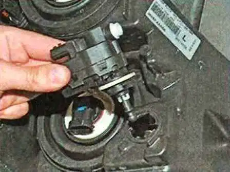 Nissan Almera exterior lighting fixture replacement