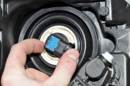 Nissan Almera exterior lighting fixture replacement