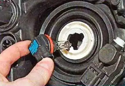 Nissan Almera exterior lighting fixture replacement