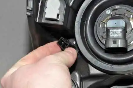 Nissan Almera exterior lighting fixture replacement