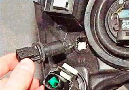 Nissan Almera exterior lighting fixture replacement