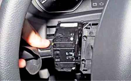 Removal and installation of steering column switches Nissan Almera