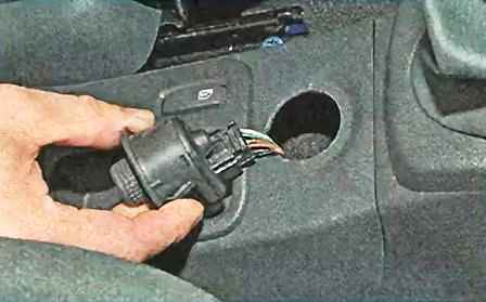 Extracción de interruptores coche Nissan Almera