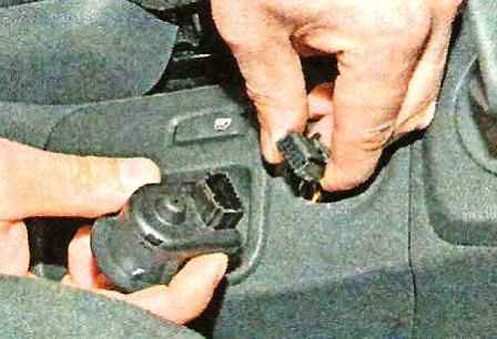 Extracción de los interruptores del automóvil Nissan Almera