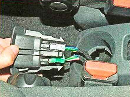 Removing the switches of the Nissan Almera