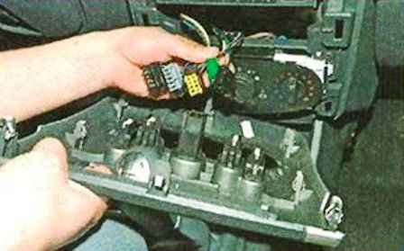 Removing car switches Nissan Almera